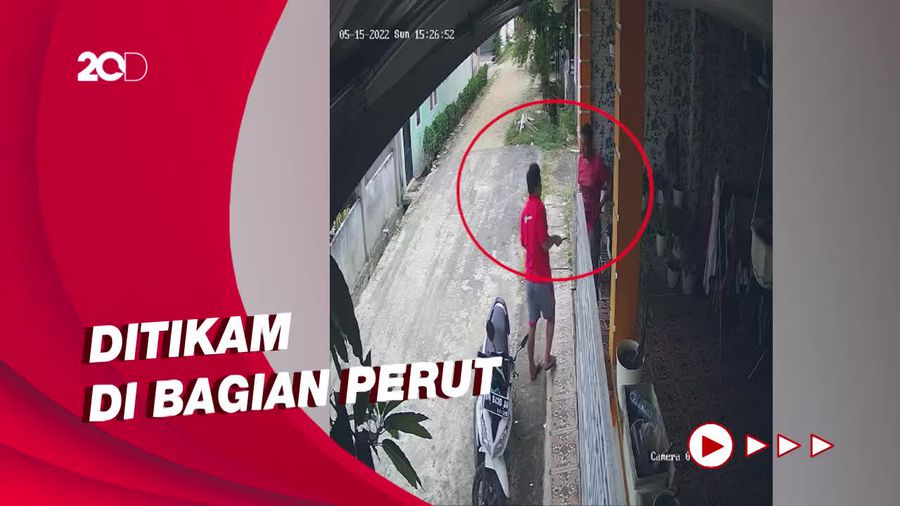 Terekam CCTV! Polisi di Pekanbaru Ditikam di Depan Rumahnya