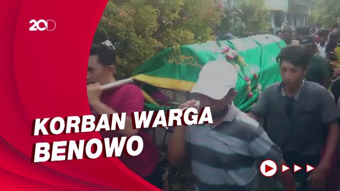 Isak Tangis Sambut Kedatangan Korban Kecelakaan Tol Mojokerto