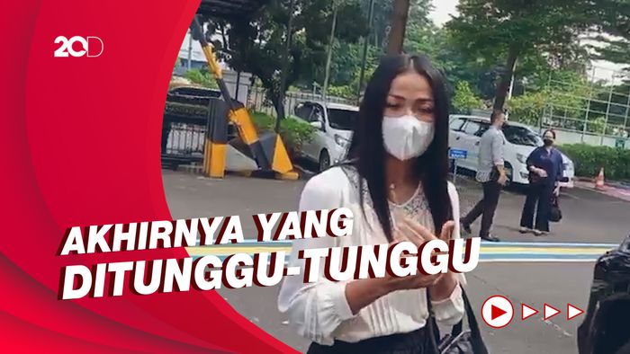 Nirina Zubir Hadiri Sidang Perdana Kasus Mafia Tanah