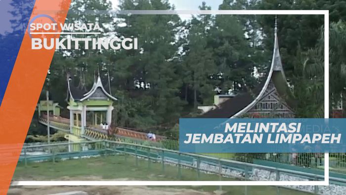 Melihat Pemandangan Kota Bukittinggi di Atas Jembatan Limpapeh