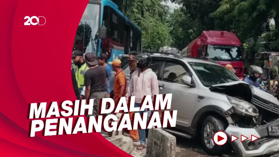 Mobil Terbalik Usai Tabrak Separator Busway di Pondok Indah, Lalin Macet