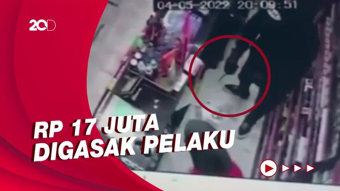 Terekam CCTV! Detik-detik Rampok Bersajam Gasak Minimarket di Jakpus