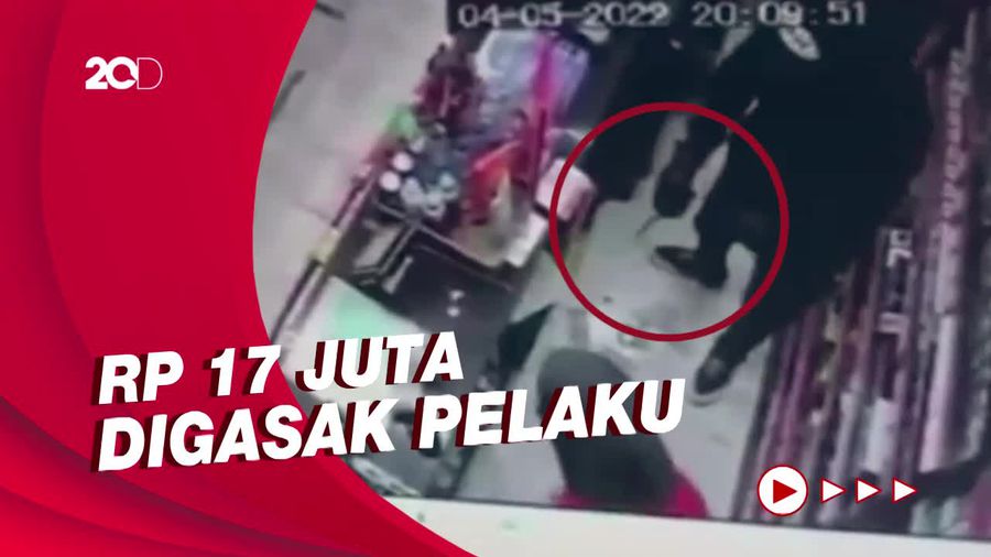 Terekam CCTV! Detik-detik Rampok Bersajam Gasak Minimarket di Jakpus