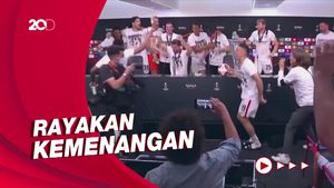 Surprise! Momen Pemain Frankfurt Rusuhi Konpers Sang Pelatih