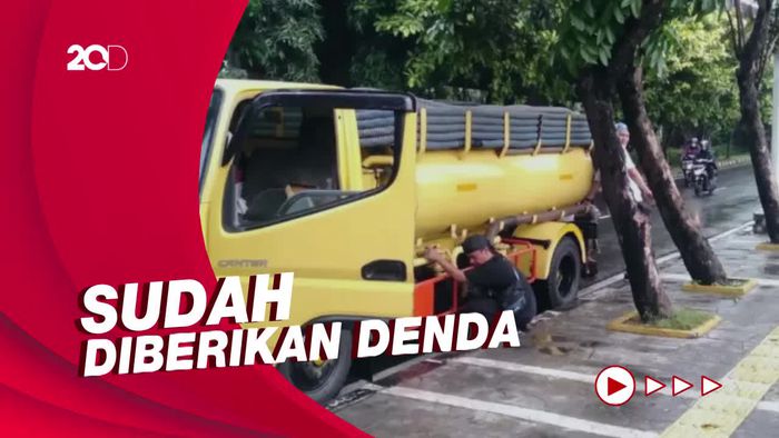 Heboh Truk Tinja Buang Limbah di Selokan Matraman