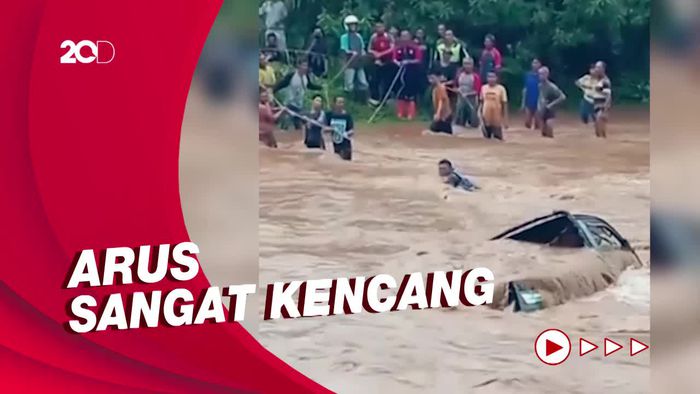 Momen Penyelamatan Sopir-Kernet Pikap Dihantam Banjir Bandang