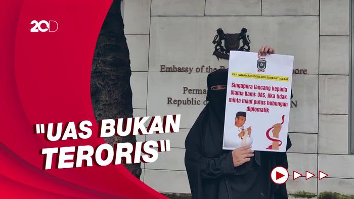 Potret Poster UAS Pahlawan NKRI di Demo Kedubes Singapura