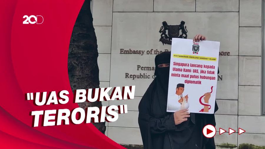 Potret Poster UAS Pahlawan NKRI di Demo Kedubes Singapura