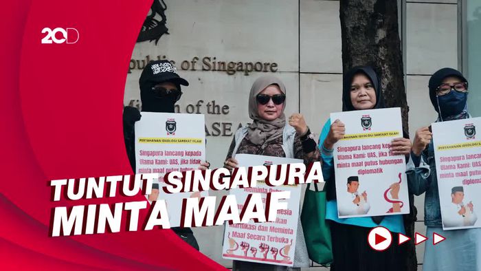 Detik-detik Massa Pendukung UAS Desak Masuk ke Kedubes Singapura