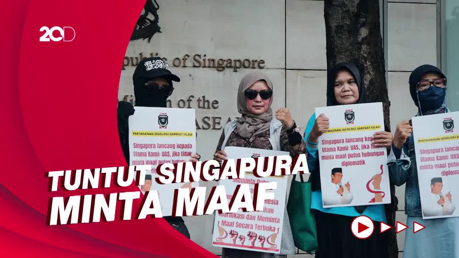 Detik-detik Massa Pendukung UAS Desak Masuk ke Kedubes Singapura