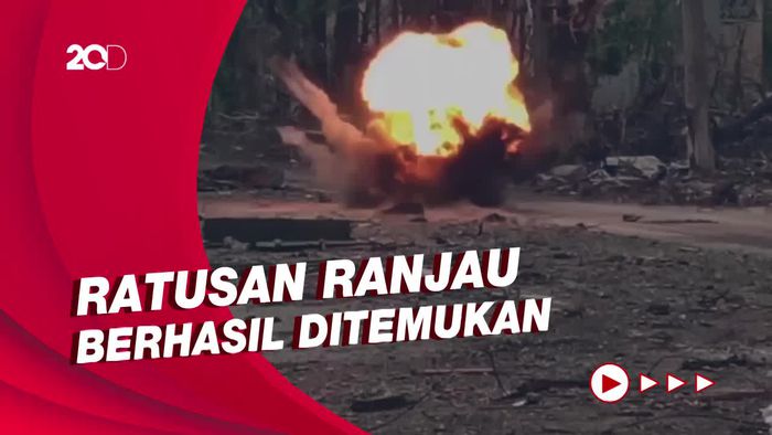Militer Rusia Bersihkan Ranjau Darat di Sekitar Pabrik Baja Azovstal
