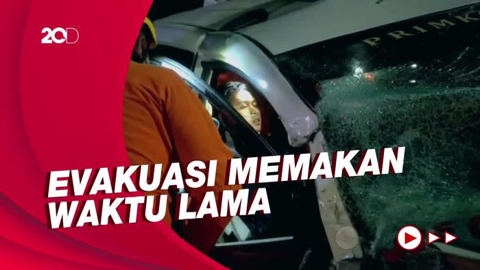 Tabrakan Taksi Vs Mobil Pribadi di Kulon Progo, Sopir-Penumpang Terjepit