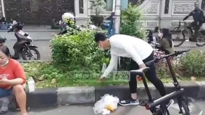 Gibran Pungut Sampah Saat CFD Viral di Medsos Hingga Tuai Ragam Komentar