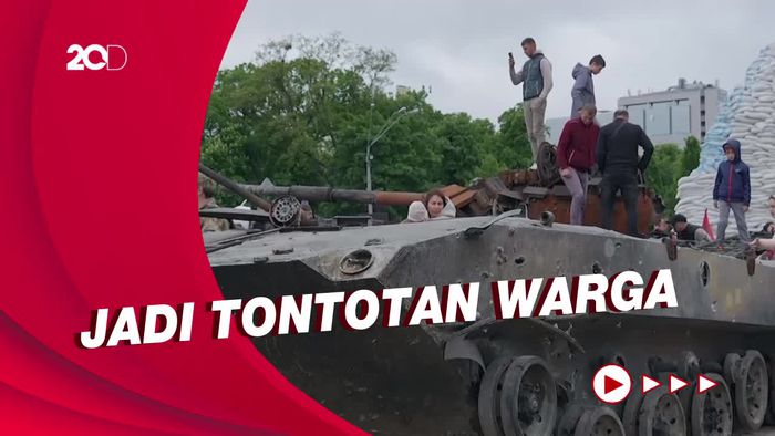 Tank Rusia yang Hancur Jadi Obyek Pameran di Alun-alun Kiev