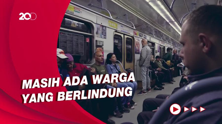Senangnya Warga Kharkiv Naik Kereta Lagi Usai 3 Bulan Perang