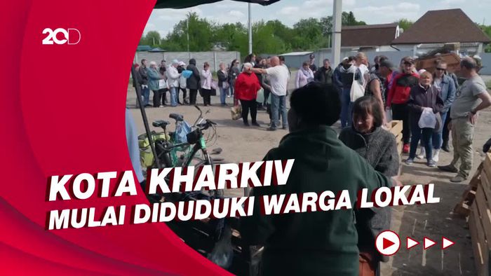 Potret Antrean Panjang Warga Ukraina Dapat Makanan Gratis