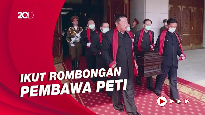 Momen Langka Kim Jong Un Jadi Pembawa Peti Mati Jenderal Korut