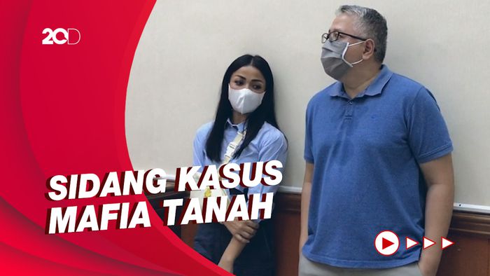 Nirina Hadiri Sidang dengan Kondisi Tangan Retak, Ada Apa?