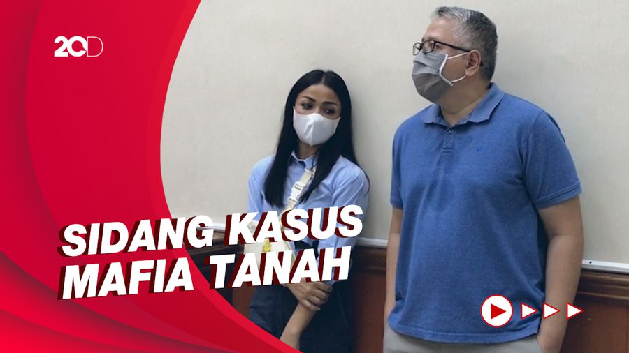 Nirina Hadiri Sidang dengan Kondisi Tangan Retak, Ada Apa?