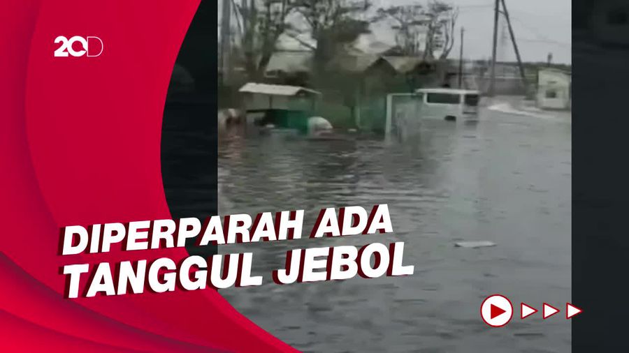 Kepanikan Saat Banjir Rob Terjang Kawasan Pelabuhan Tanjung Emas Semarang