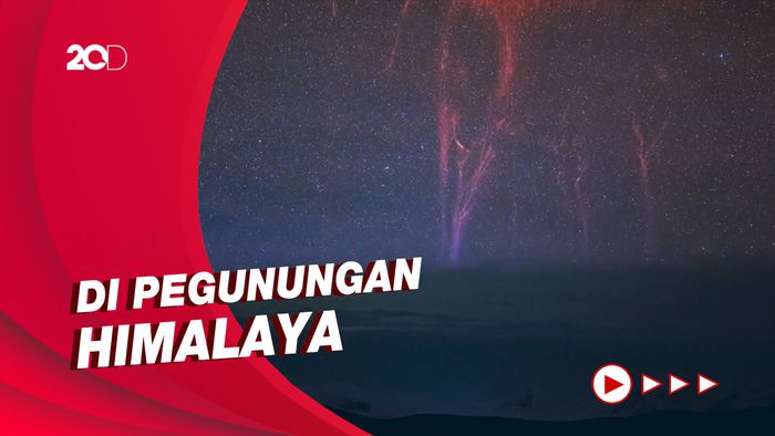 Kilat Berwarna Merah Tertangkap Kamera Seorang Fotografer China