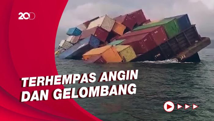 Kapal Tongkang Nyaris Terbalik di Kepri, Belasan Kontainer Jatuh ke Laut