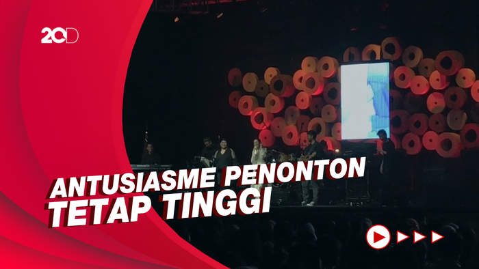 Hujan Tak Surutkan Antusiasme Pengunjung Java Jazz Festival