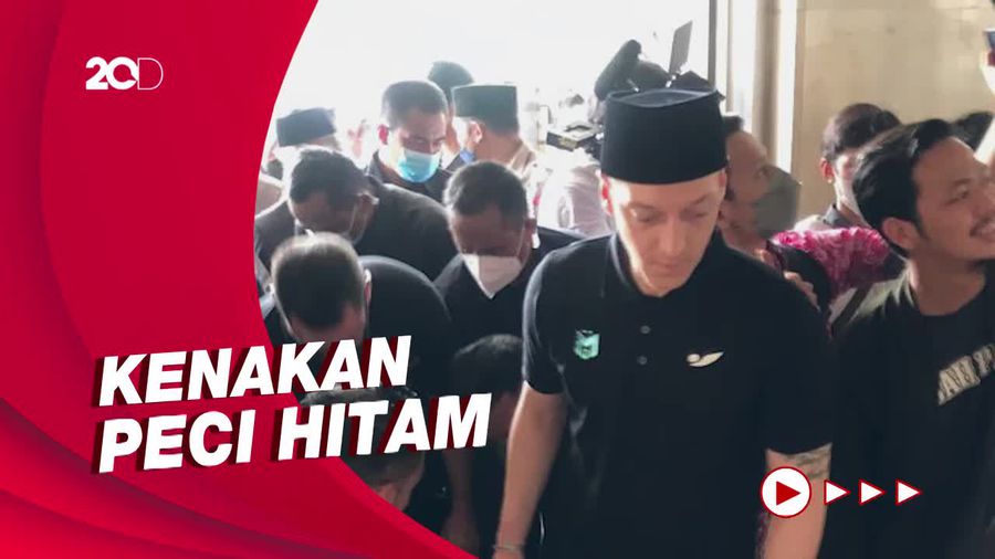 Riuh Sambutan saat Mesut Ozil Kunjungi Istiqlal untuk Salat Jumat