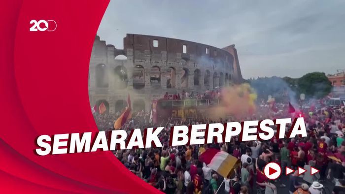 Momen Fans AS Roma Penuhi Colosseum Rayakan Trofi UECL