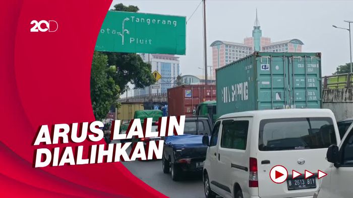 Kemacetan Imbas Truk Kontainer Terguling di Fly Over Grogol