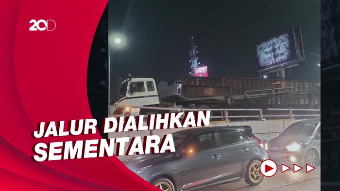 Penampakan Kontainer Terguling di Jalan Layang Grogol Arah Tomang