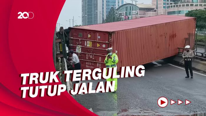 Kontainer Terguling di Jalan Layang Grogol Diduga Tak Kuat Menanjak