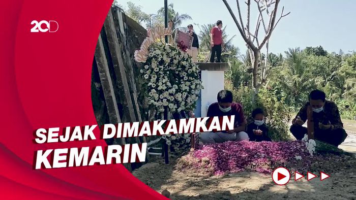 Tak Putus Kehadiran Peziarah di Makam Buya Syafii