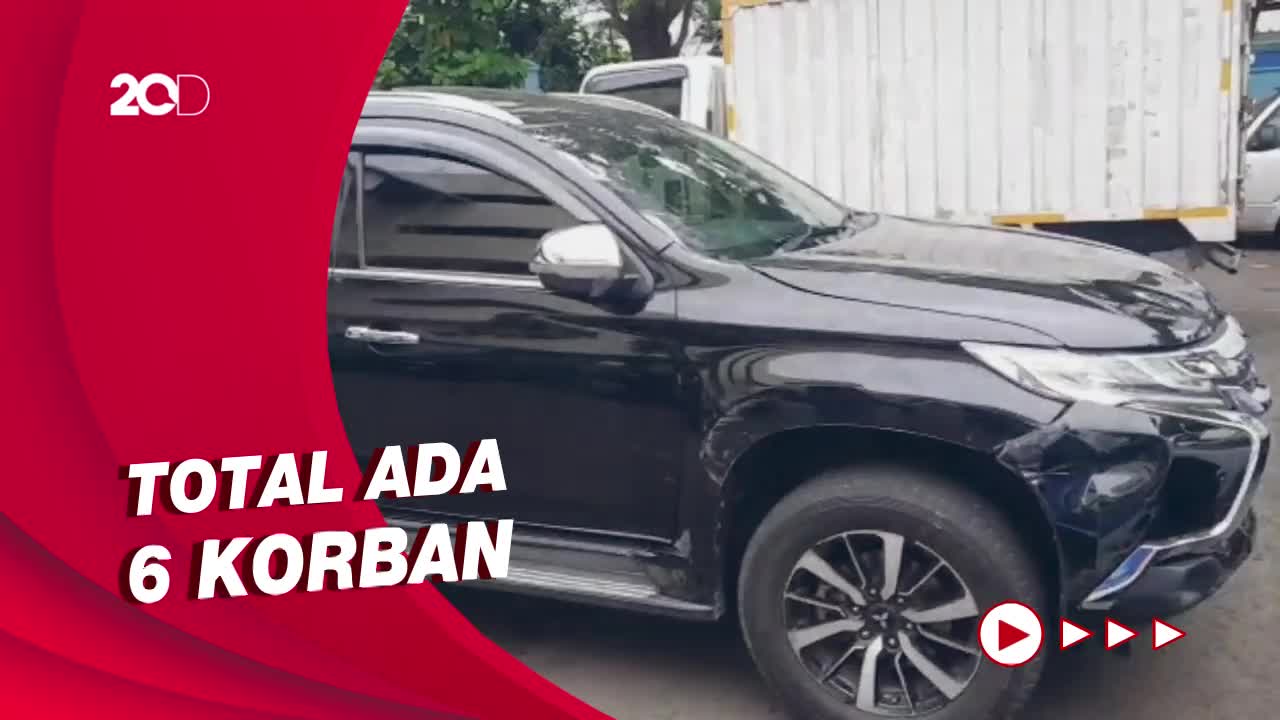 Pajero Maut Seruduk Mobil-Motor Di Depan Menara Saidah