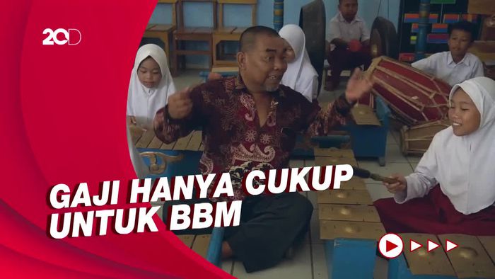 Tekad Guru Honorer Tertua dan Bergaji Minim di Sukabumi