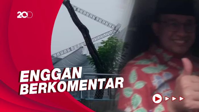 Senyum Anies saat Ditanya Atap Tribun Formula E Roboh Terkena Badai