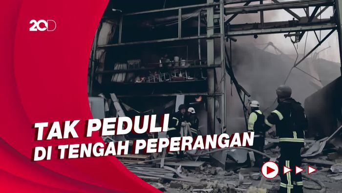 Momen Damkar Ukraina Tangani Kebakaran Akibat Ledakan Rudal