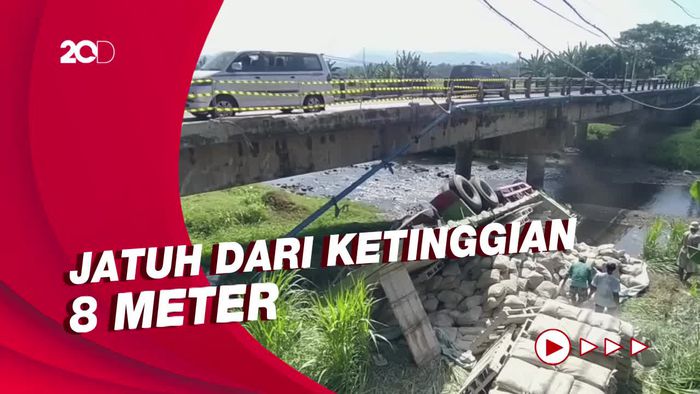 Sopir Mengantuk, Truk Semen Nyebur ke Sungai di Bali