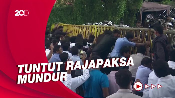 Pengunjuk Rasa Dobrak Pembatas di Kediaman Rajapaksa
