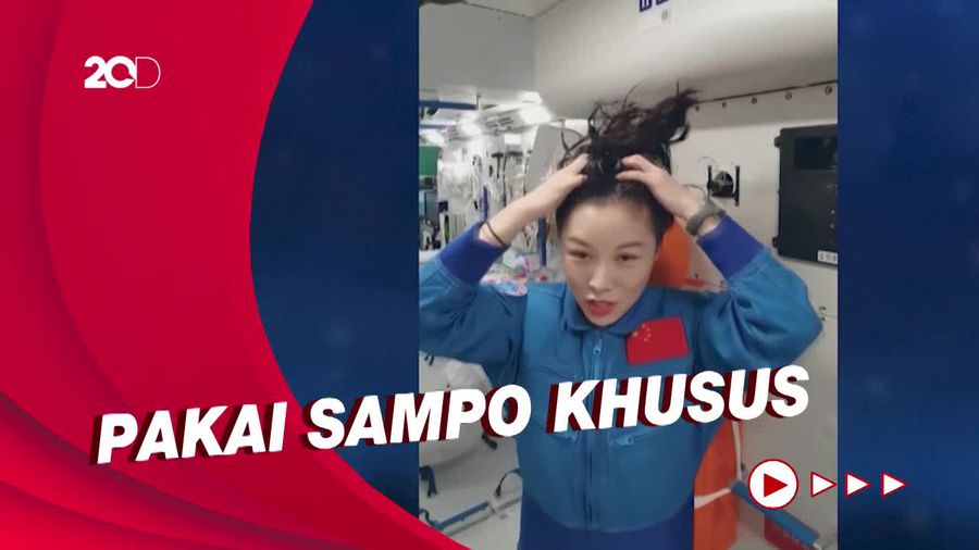 Astronaut China Tunjukkan Cara Keramas saat Berada di Luar Angkasa