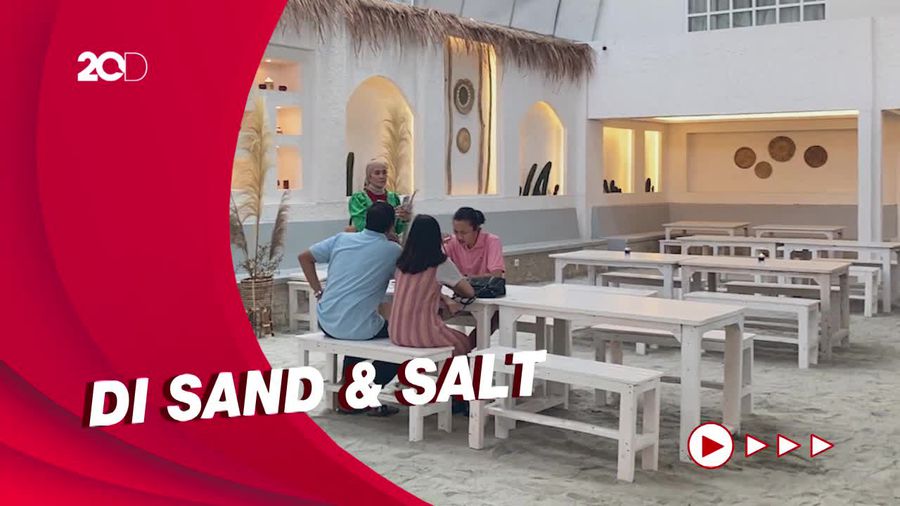 Bersantai di Kafe Nuansa Pantai yang Punya Nasi Campur Bali Sedap