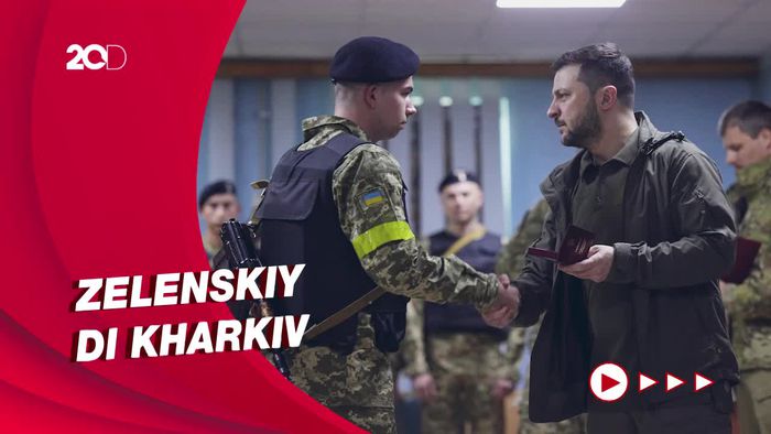Zelenskiy Kali Pertama Keluar Kiev, Beri Penghargaan Pasukan Garis Terdepan 
