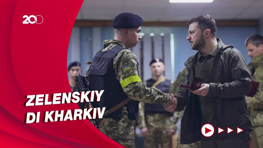 Zelenskiy Kali Pertama Keluar Kiev, Beri Penghargaan Pasukan Garis Terdepan 