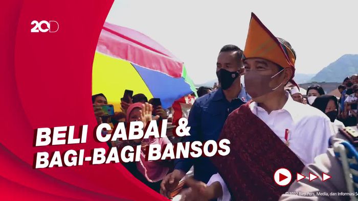 Gaya Jokowi Kunjungi Pasar Mbongawani, Berbalut Busana Adat Ende