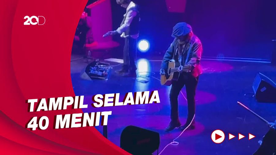 Penampilan Johnny Depp di Konser Jeff Beck yang Dapat Standing Ovation