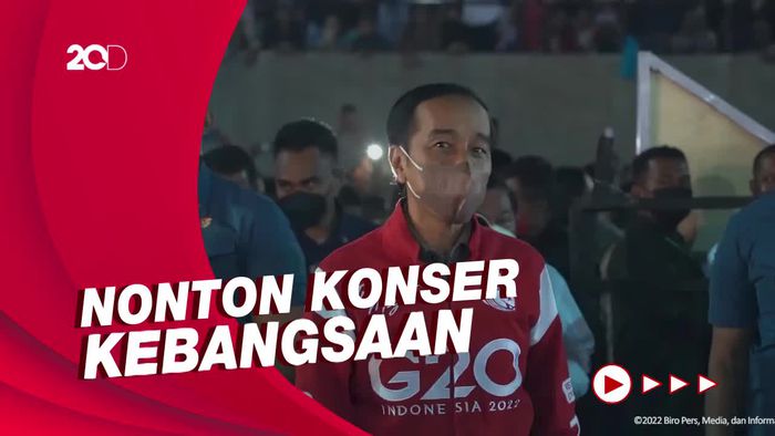 Momen Jokowi-Iriana Nonton Slank Bareng Ribuan Warga di Ende NTT