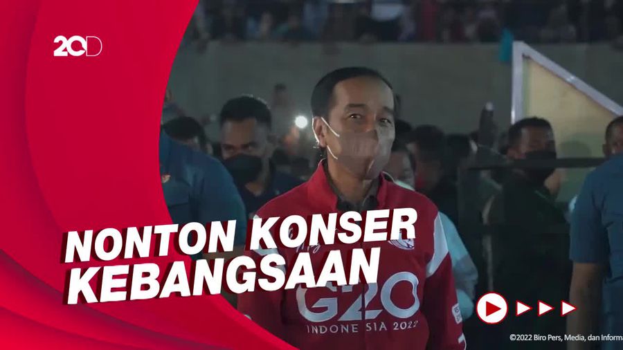 Momen Jokowi-Iriana Nonton Slank Bareng Ribuan Warga di Ende NTT
