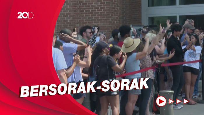 Selebrasi Fans Atas Kemenangan Johnny Depp di Persidangan