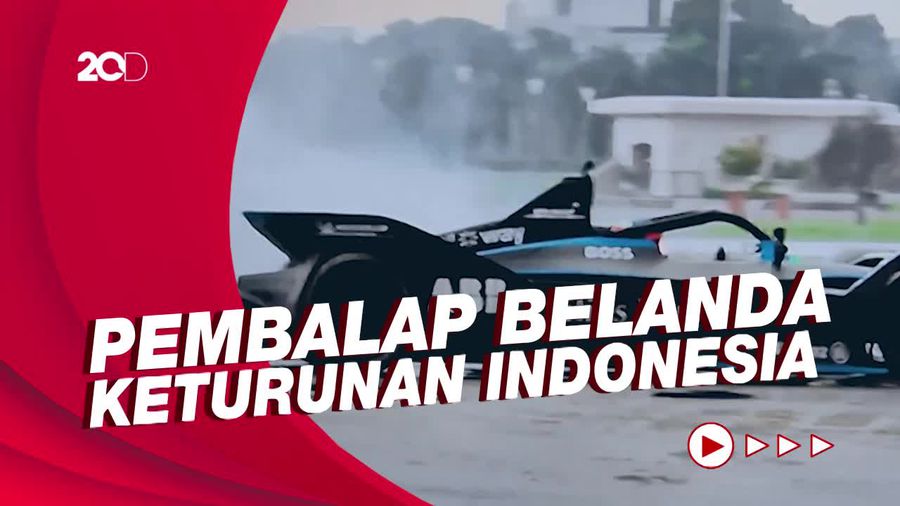 Aksi Nyck de Vries Geber Mobil Formula E di Monas