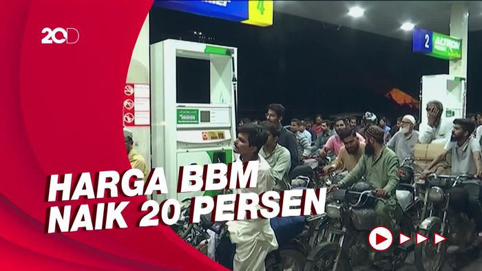 Warga Banjiri SPBU Sesaat Sebelum Harga Bensin Naik di Pakistan